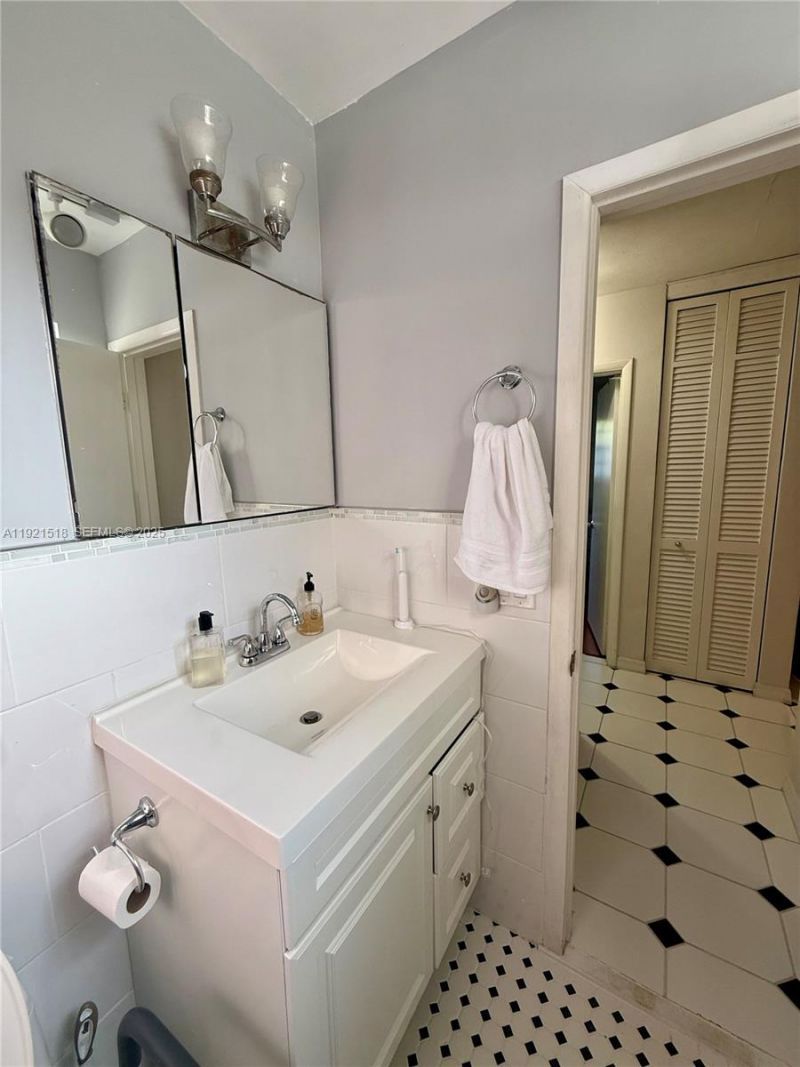 8070 NW 176th St, Hialeah, FL 33015 Photo