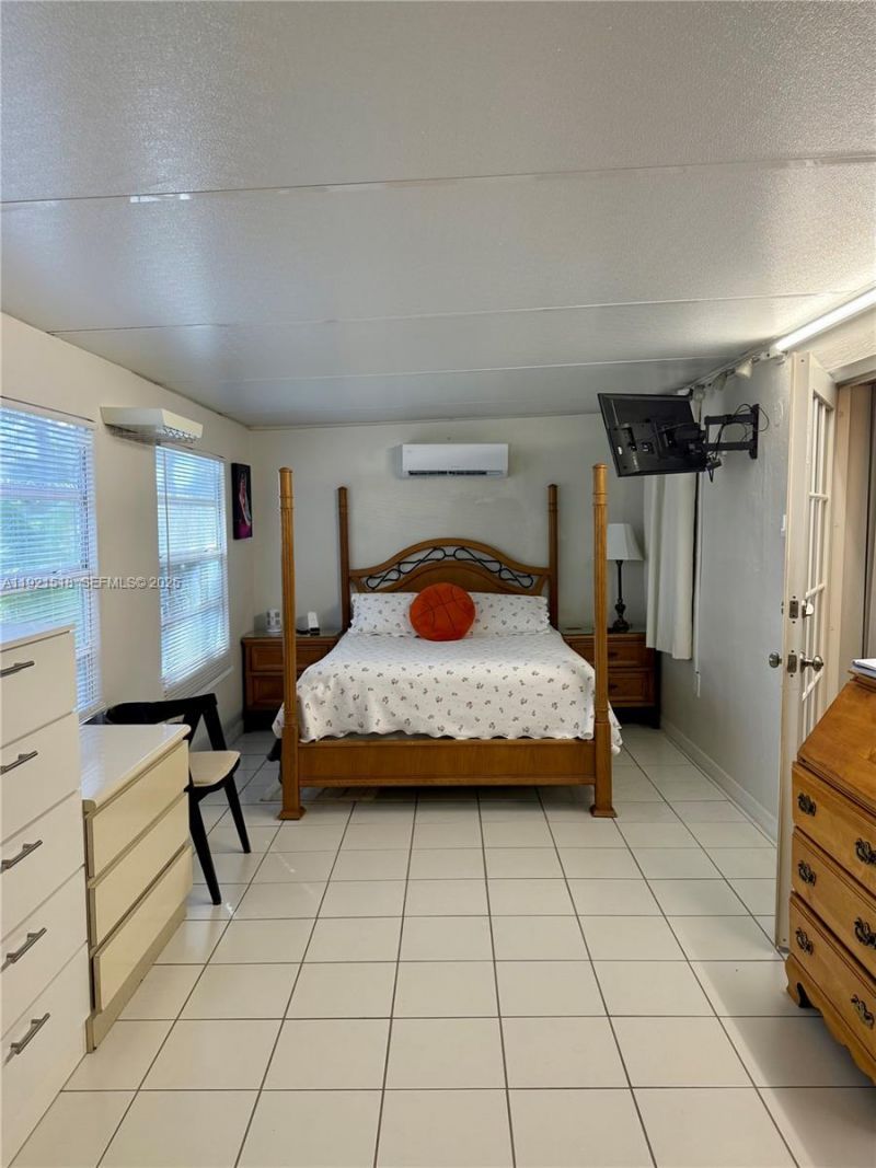 8070 NW 176th St, Hialeah, FL 33015 Photo