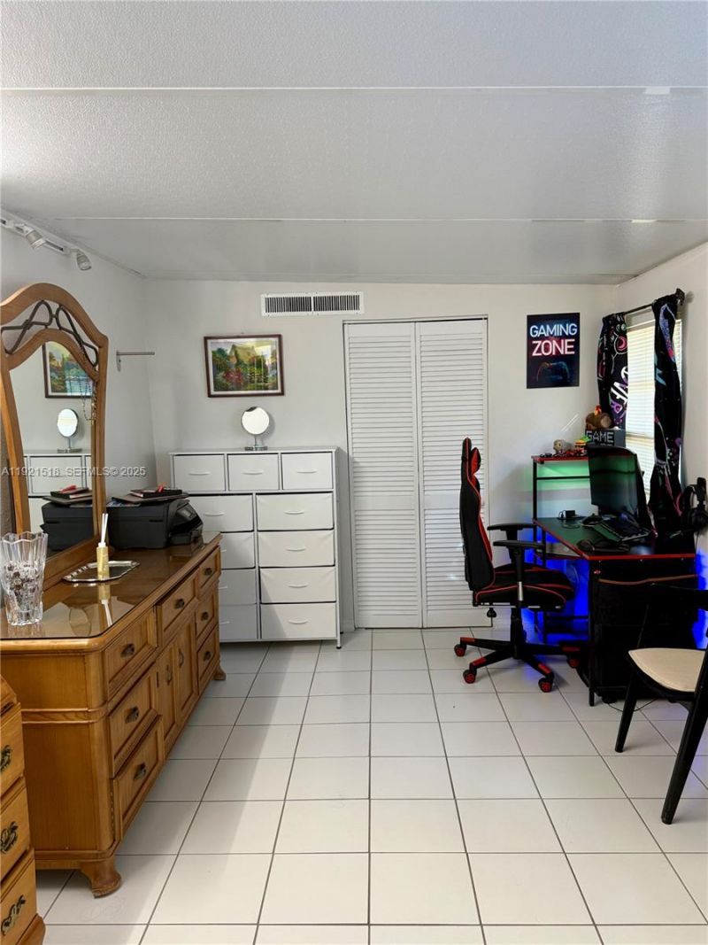 8070 NW 176th St, Hialeah, FL 33015 Photo