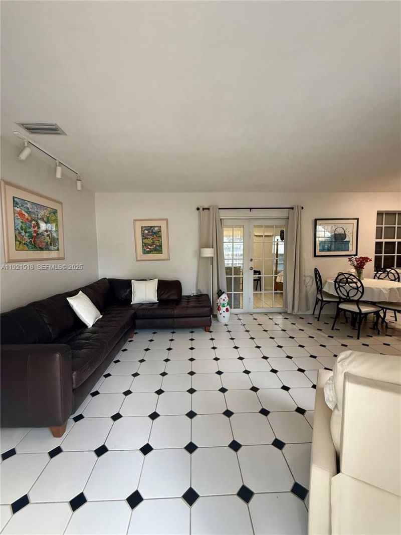 8070 NW 176th St, Hialeah, FL 33015 Photo