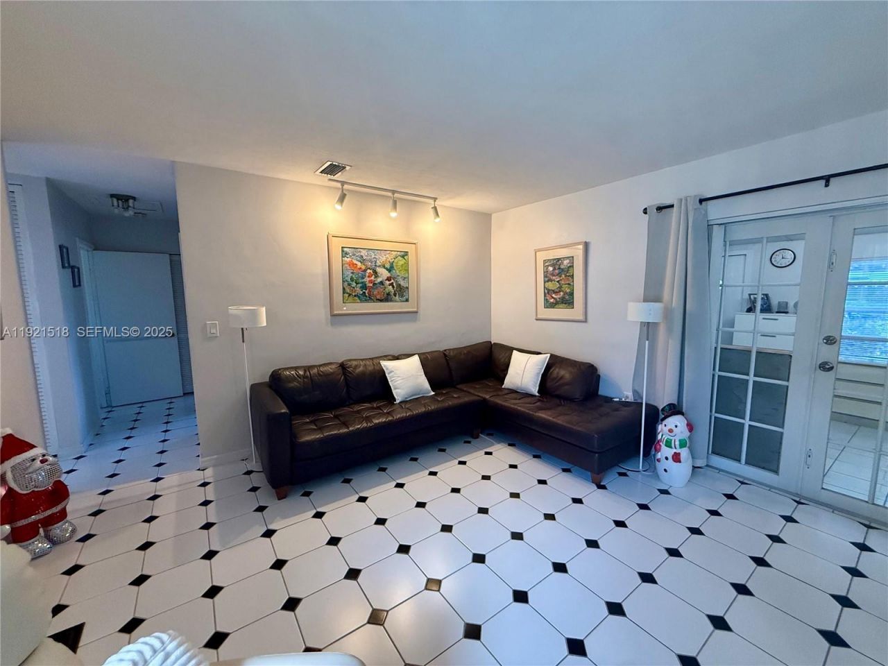 8070 NW 176th St, Hialeah, FL 33015 Photo