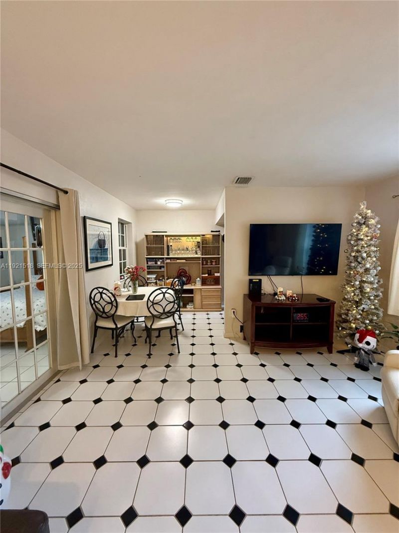 8070 NW 176th St, Hialeah, FL 33015 Photo