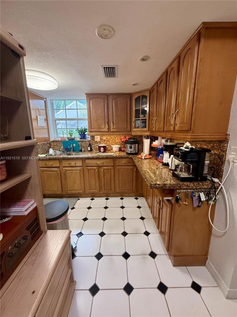 8070 NW 176th St, Hialeah, FL 33015 Photo