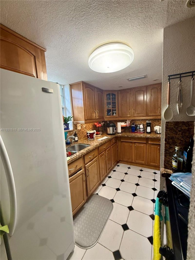 8070 NW 176th St, Hialeah, FL 33015 Photo