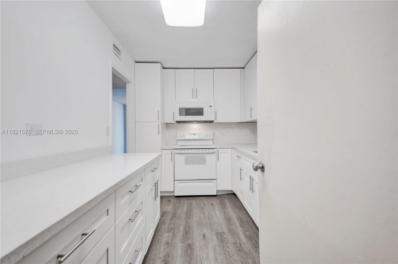 5555 Collins Avenue, Unit 3C, Miami Beach, FL 33140 Photo