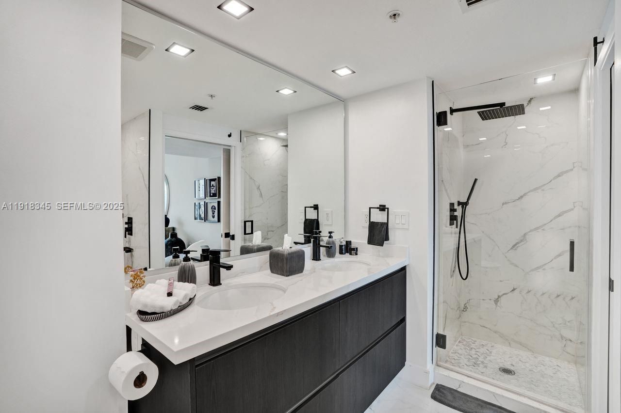 18100 N Bay Rd, Unit 909, Sunny Isles Beach, FL 33160 Photo