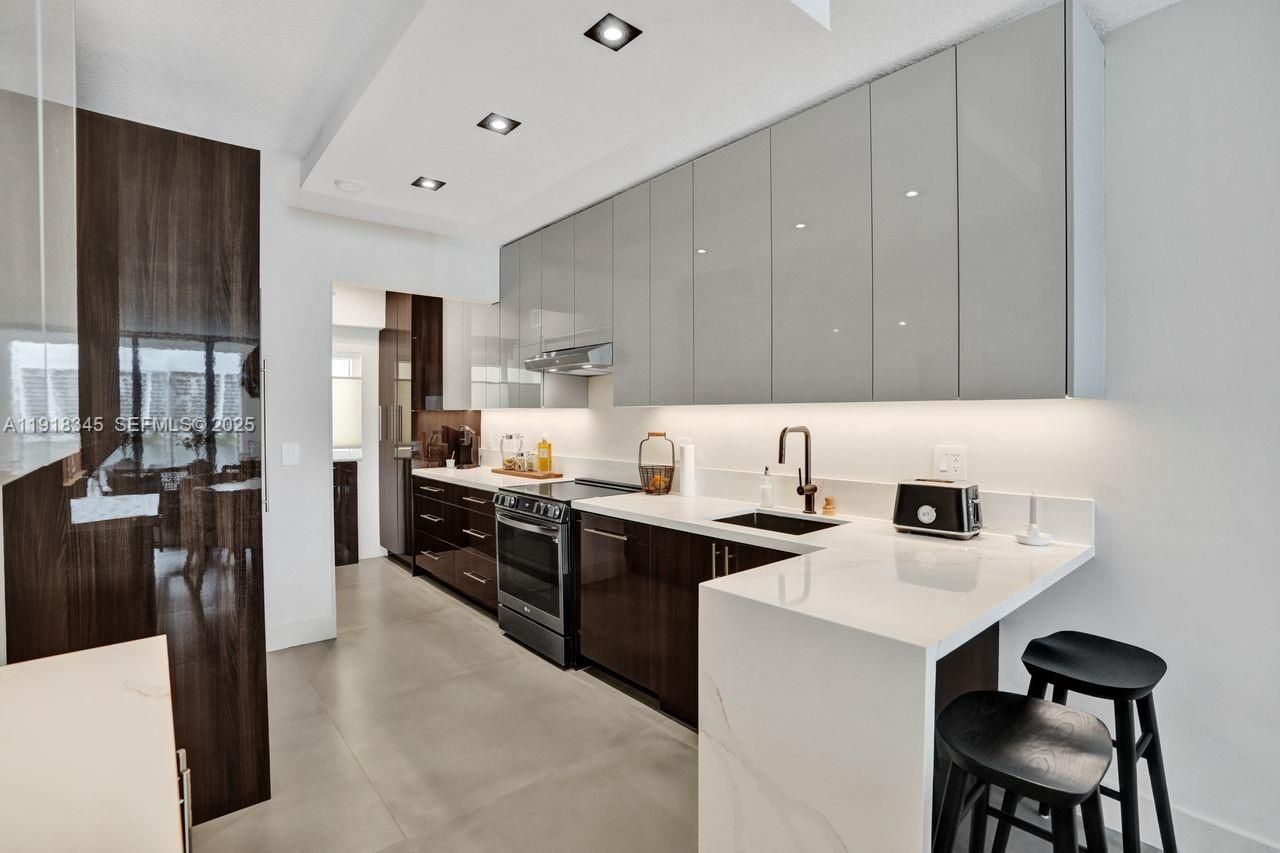 18100 N Bay Rd, Unit 909, Sunny Isles Beach, FL 33160 Photo