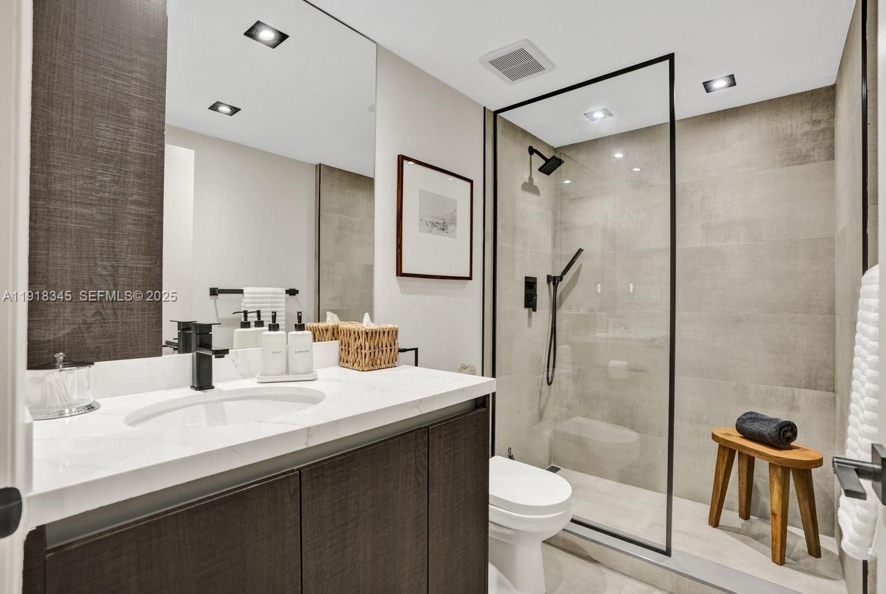 18100 N Bay Rd, Unit 909, Sunny Isles Beach, FL 33160 Photo