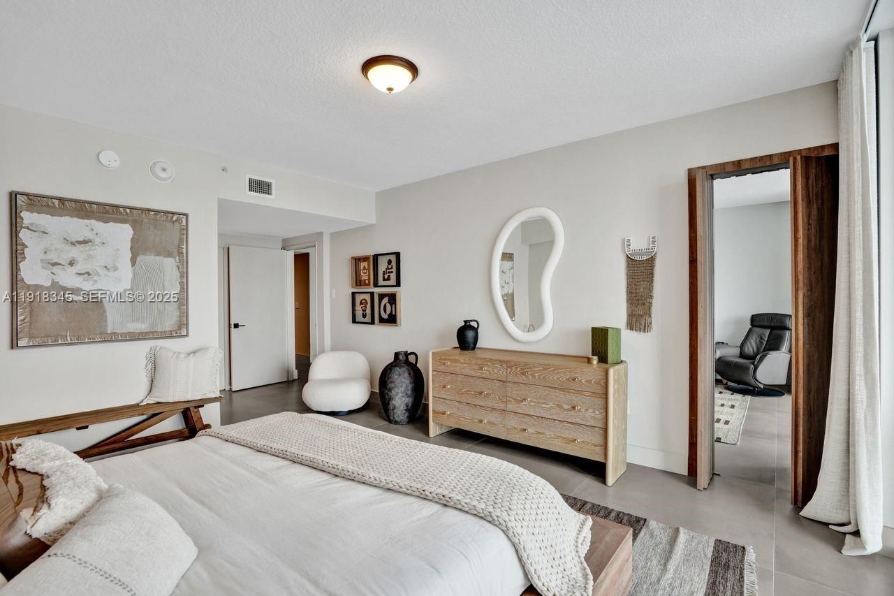 18100 N Bay Rd, Unit 909, Sunny Isles Beach, FL 33160 Photo