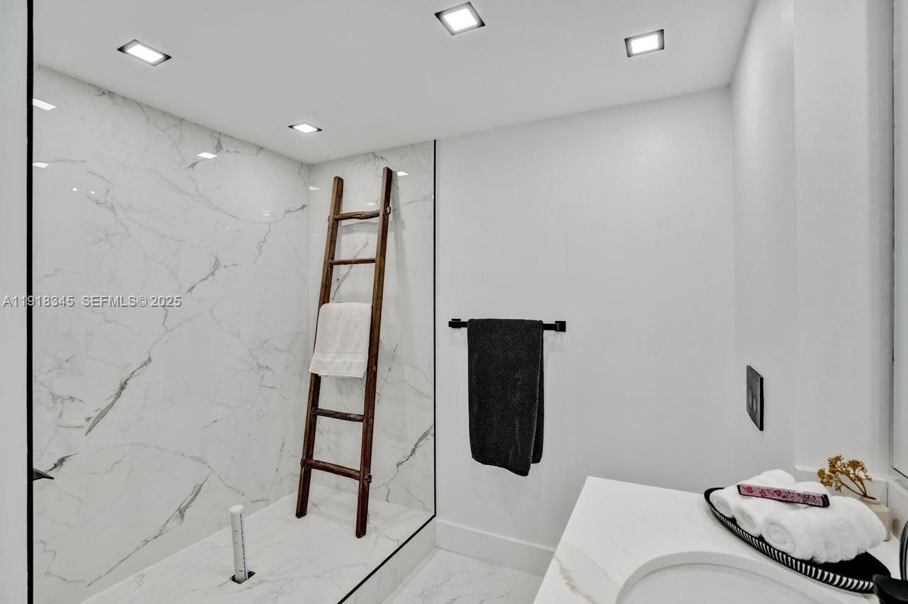 18100 N Bay Rd, Unit 909, Sunny Isles Beach, FL 33160 Photo