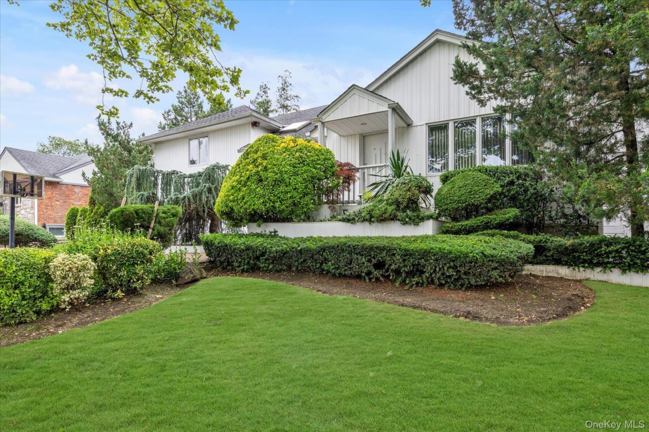 895 Cherry Lane, North Woodmere, NY 11581 Main Photo