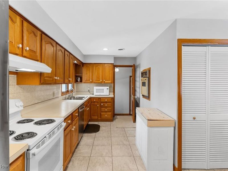 193 Fairway Drive, Akron, OH 44333 Photo 11