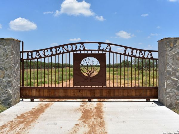 000 Jefferies Road, Laredo, TX 78045