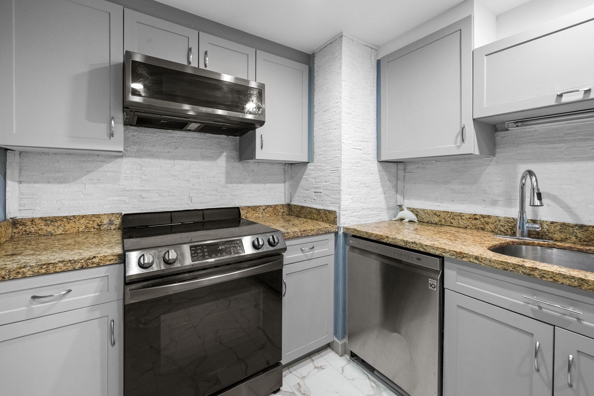 5600 N Flagler Drive, Unit 407, West Palm Beach, FL 33407 Photo