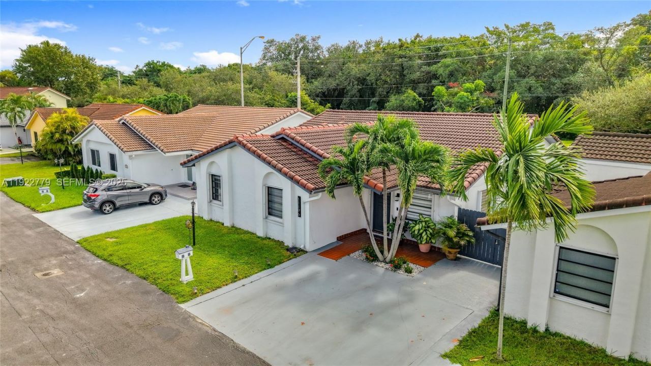 11196 SW 75th Ter, Miami, FL 33173 Photo