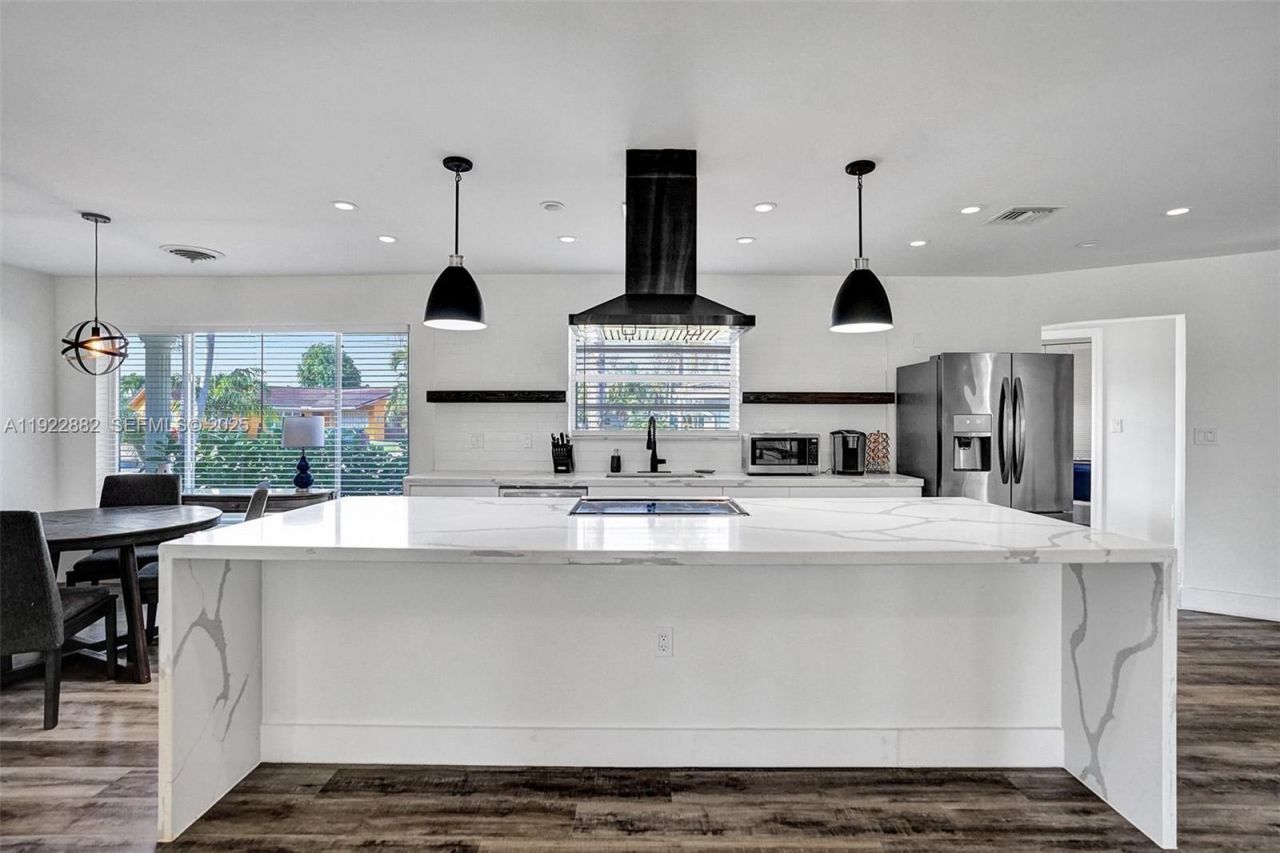 2106 NE 16th Ave, Wilton Manors, FL 33305 Main Photo