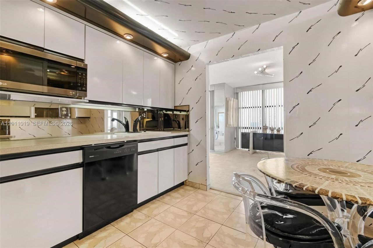 800 Parkview Dr, Unit 1021, Hallandale Beach, FL 33009 Photo