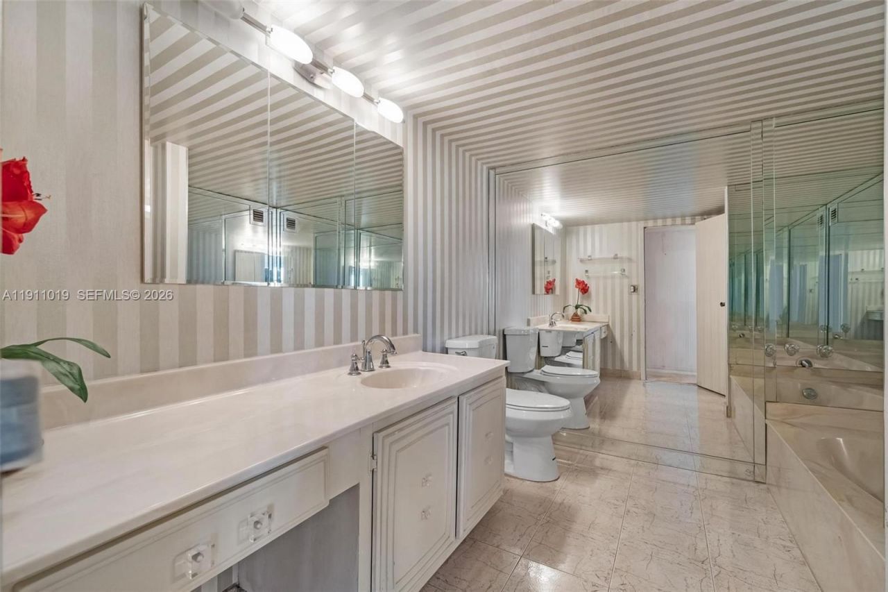 800 Parkview Dr, Unit 1021, Hallandale Beach, FL 33009 Photo