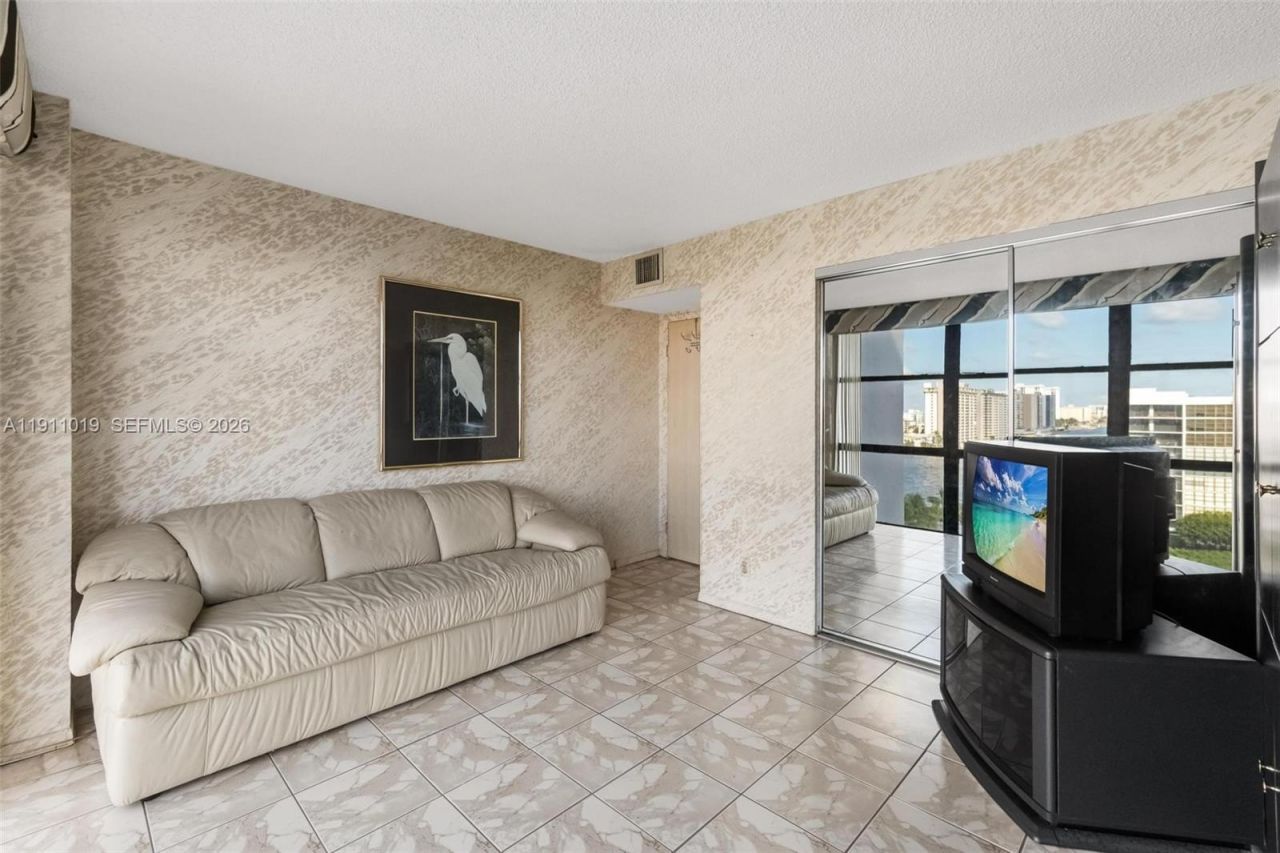 800 Parkview Dr, Unit 1021, Hallandale Beach, FL 33009 Photo