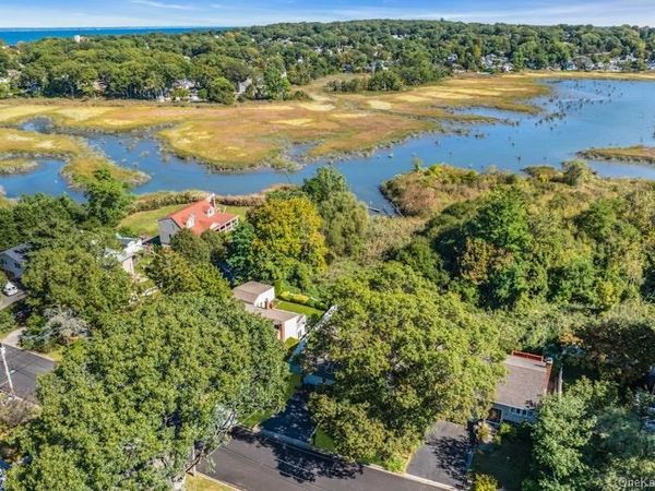 3 Bayview Place, Locust Valley, NY 11560