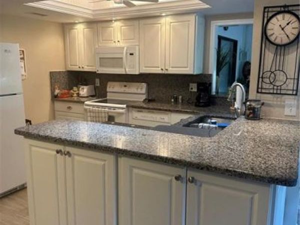 5770 Trailwinds DR, Unit 211, FORT MYERS, FL 33907