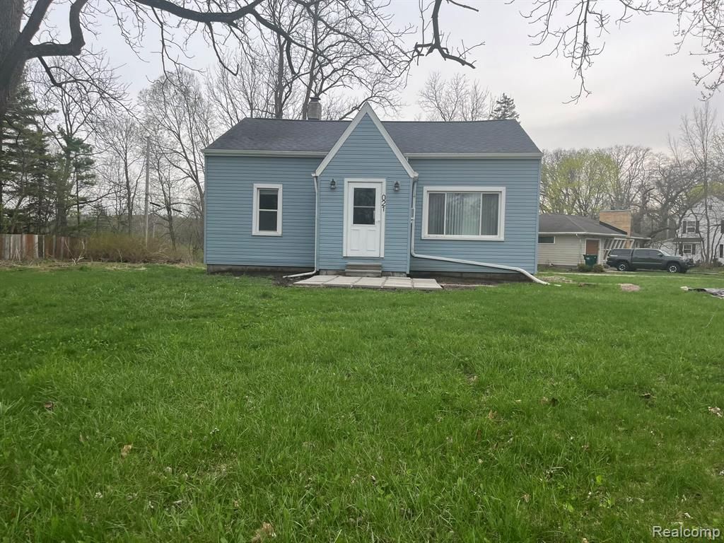 3021 N Grand River Avenue, Lansing, MI 48906 Main Photo