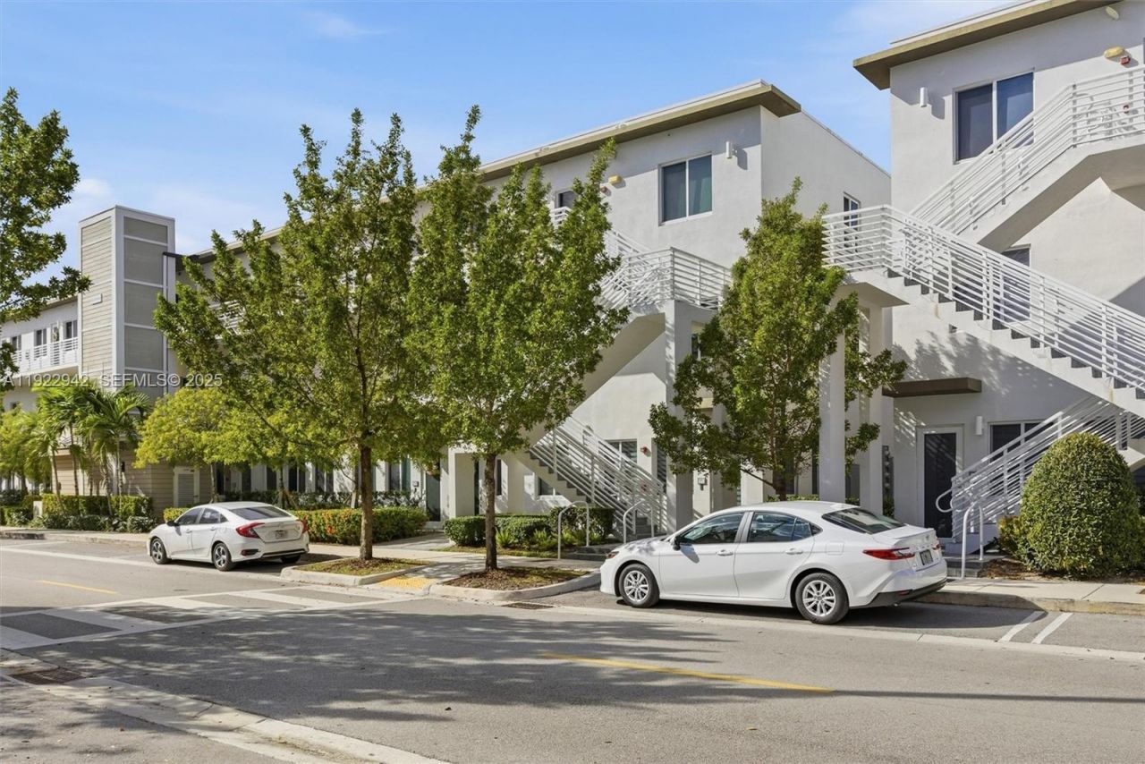 6420 NW 102nd Path, Unit 110, Doral, FL 33178 Photo