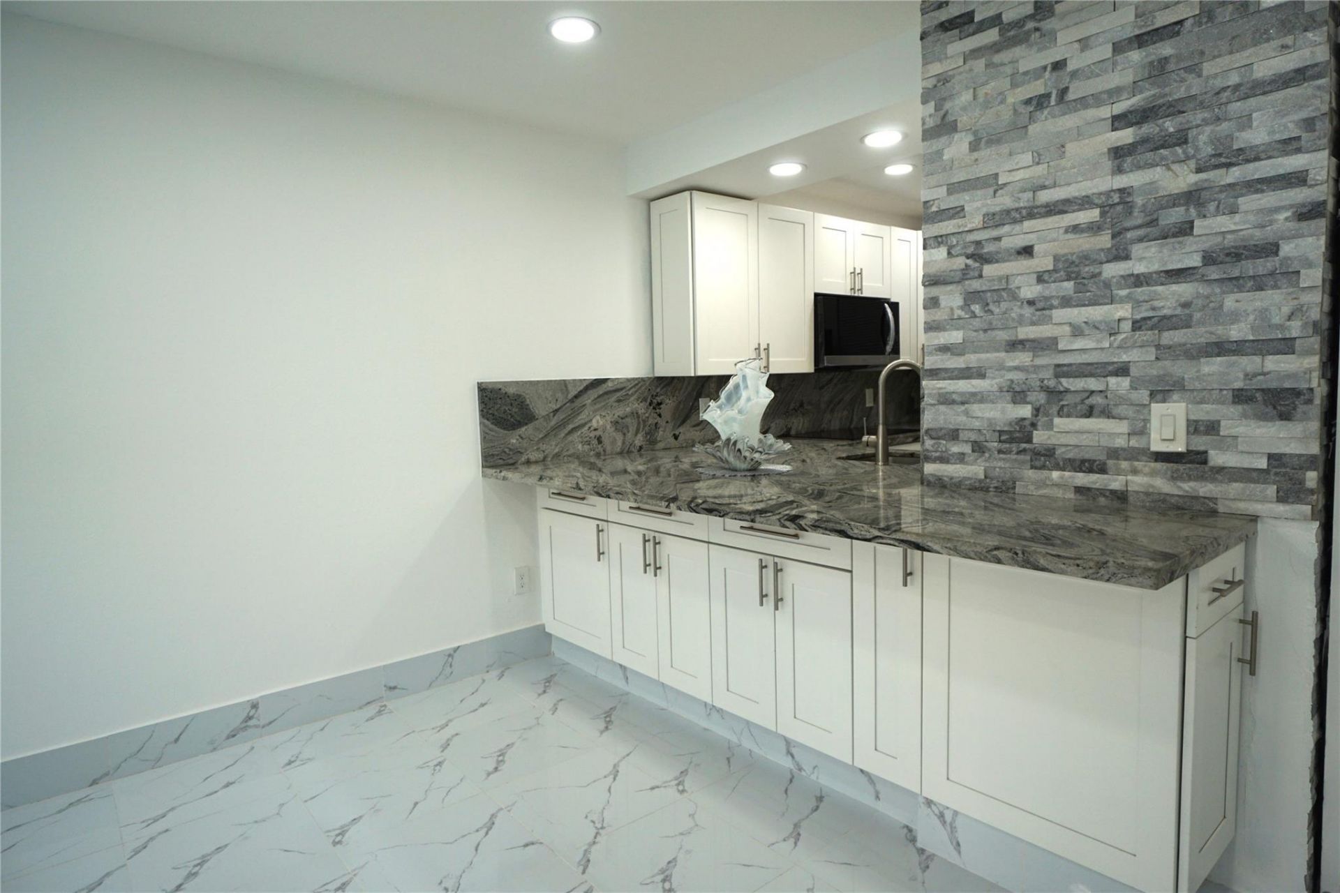 1035 W 77th St, Unit 208, Hialeah, FL 33014 Photo