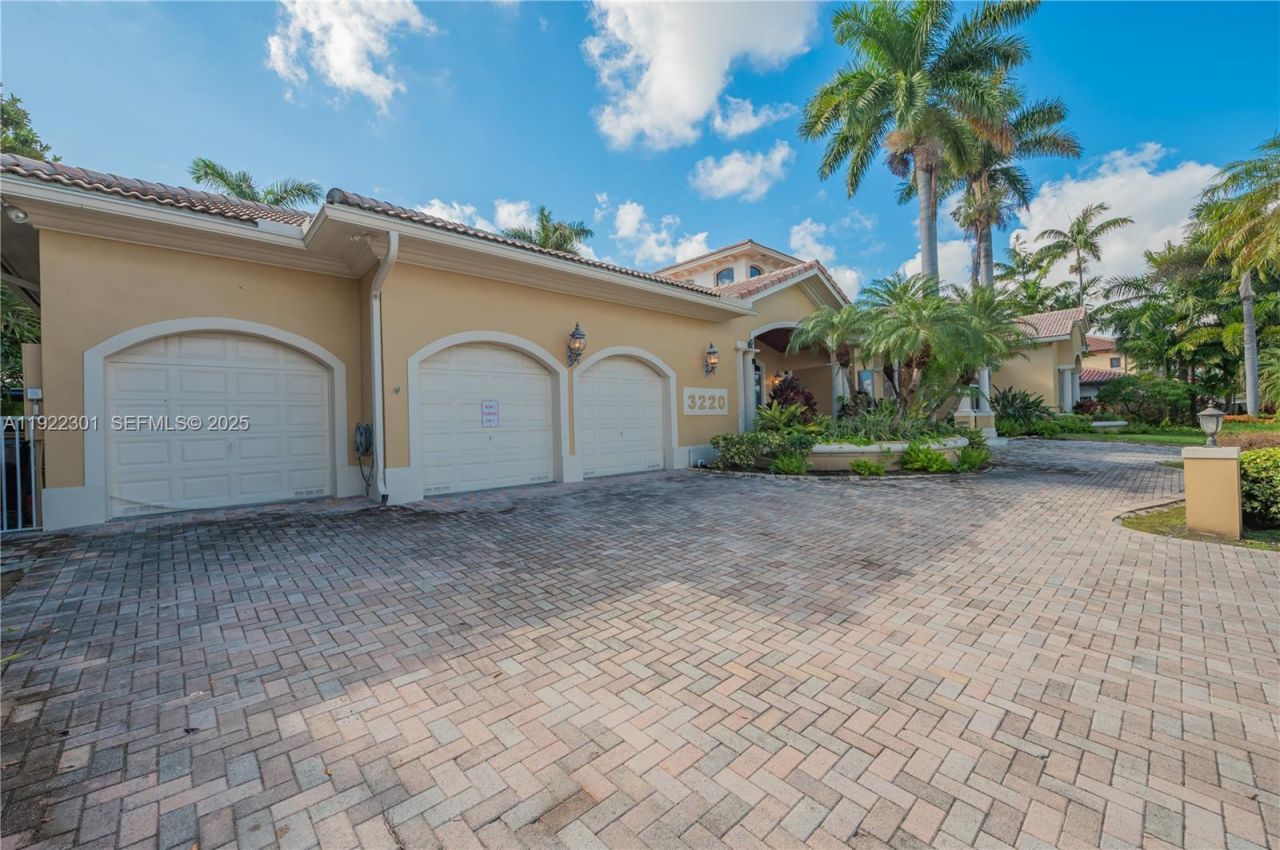 3220 NE 165th St, North Miami Beach, FL 33160 Photo