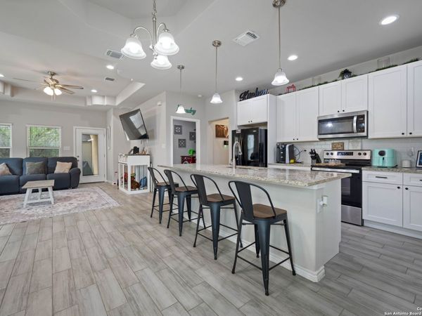 760 Crestview, Floresville, TX 78114