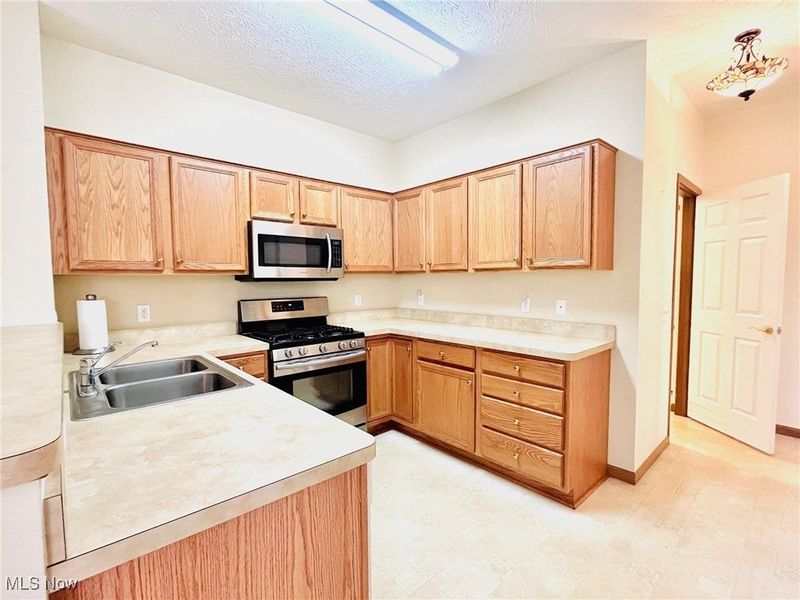 2148 Southampton Lane, Avon, OH 44011 Photo 14