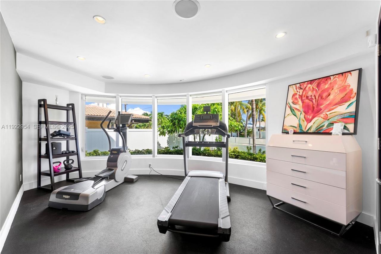 3344 NE 167th St, North Miami Beach, FL 33160 Photo