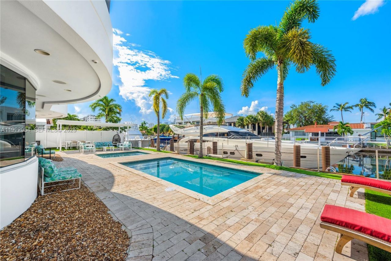 3344 NE 167th St, North Miami Beach, FL 33160 Photo