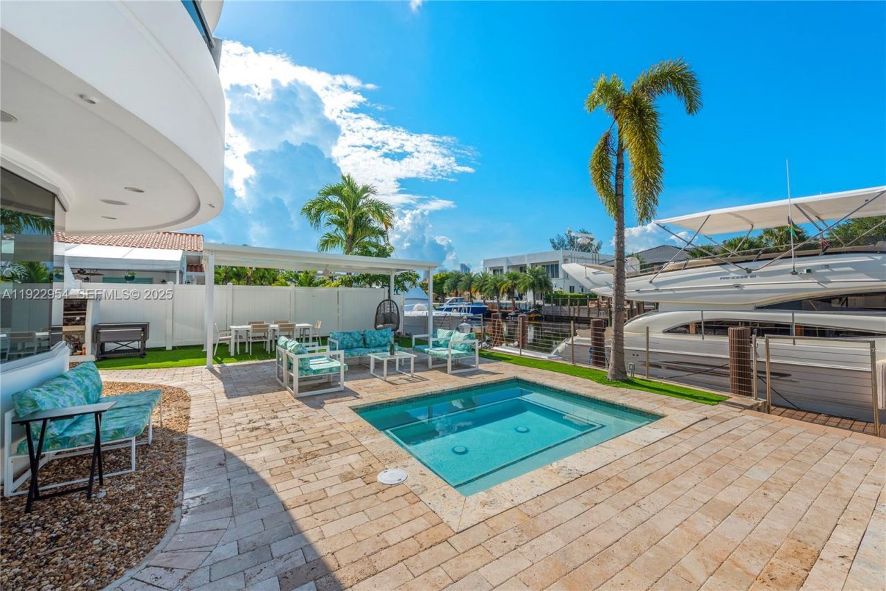 3344 NE 167th St, North Miami Beach, FL 33160 Photo