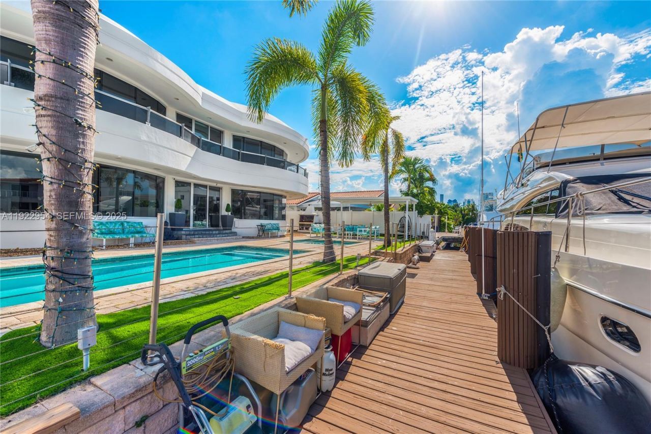 3344 NE 167th St, North Miami Beach, FL 33160 Photo