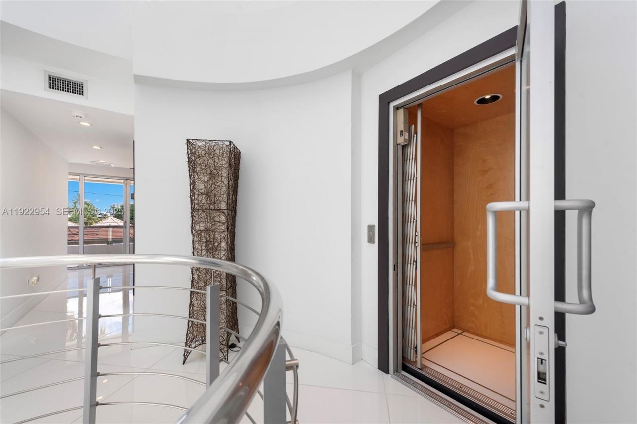 3344 NE 167th St, North Miami Beach, FL 33160 Photo