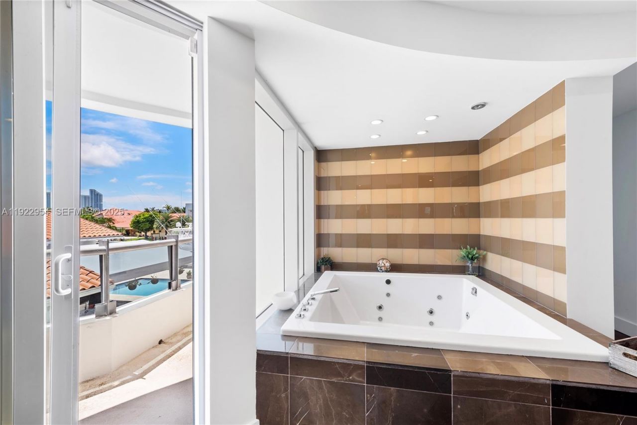 3344 NE 167th St, North Miami Beach, FL 33160 Photo