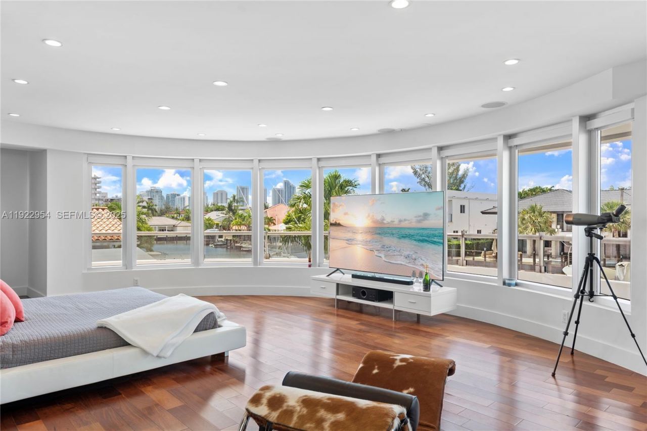 3344 NE 167th St, North Miami Beach, FL 33160 Photo