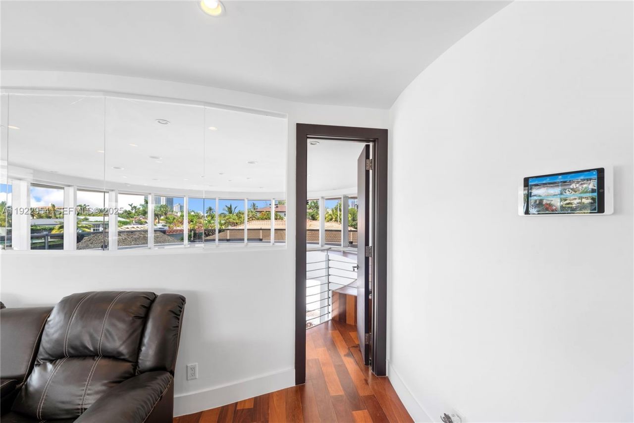 3344 NE 167th St, North Miami Beach, FL 33160 Photo