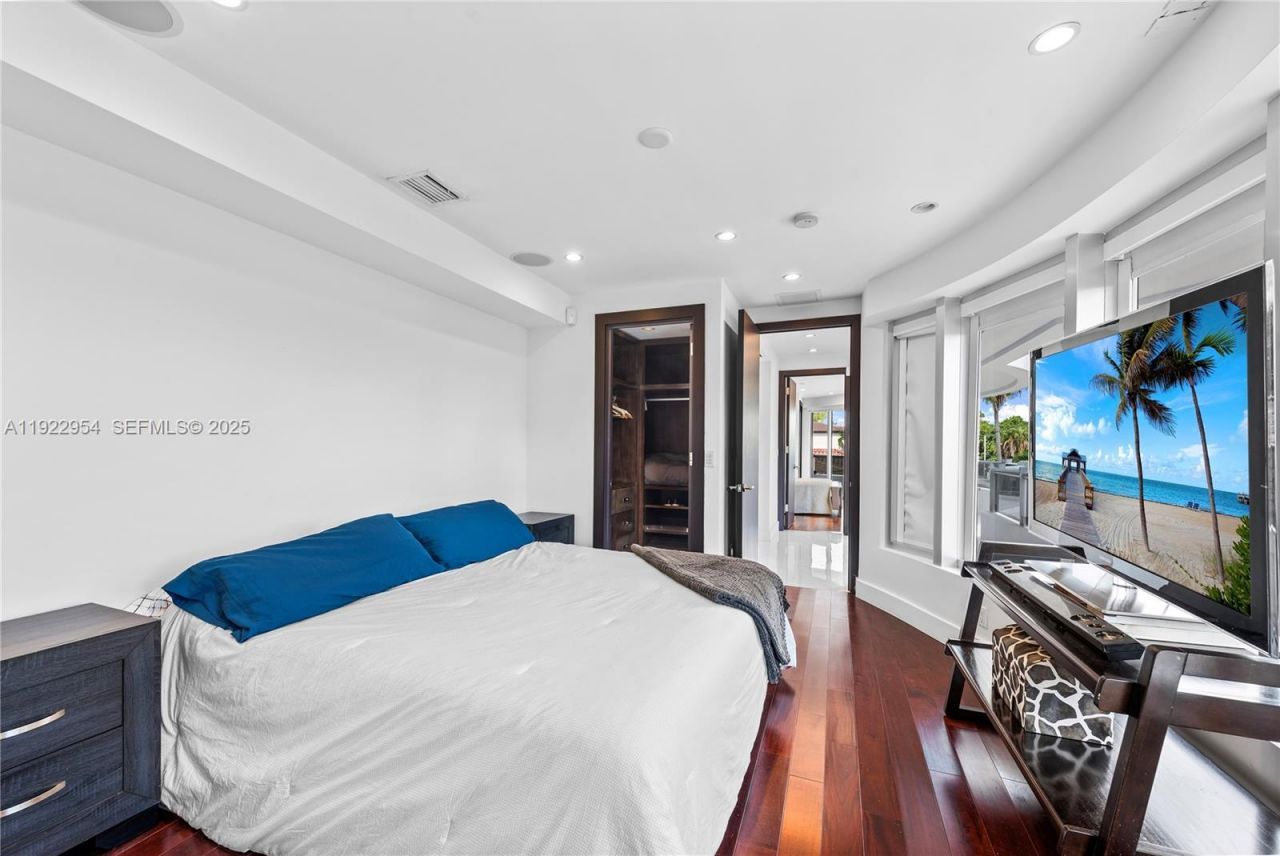 3344 NE 167th St, North Miami Beach, FL 33160 Photo