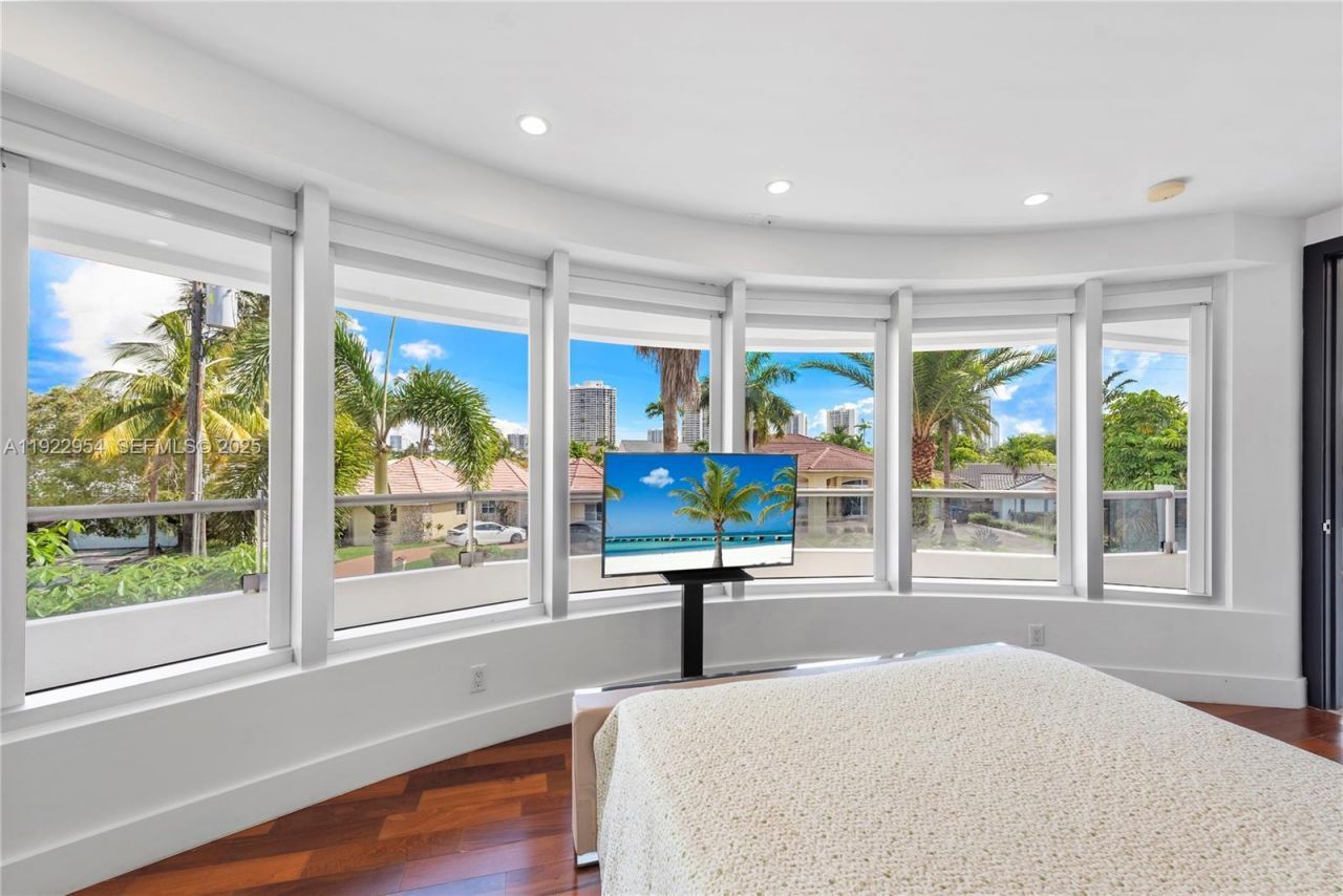 3344 NE 167th St, North Miami Beach, FL 33160 Photo