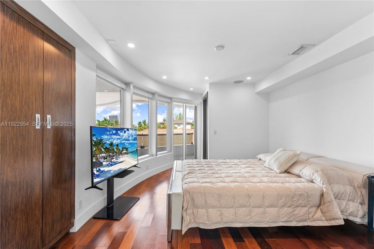 3344 NE 167th St, North Miami Beach, FL 33160 Photo