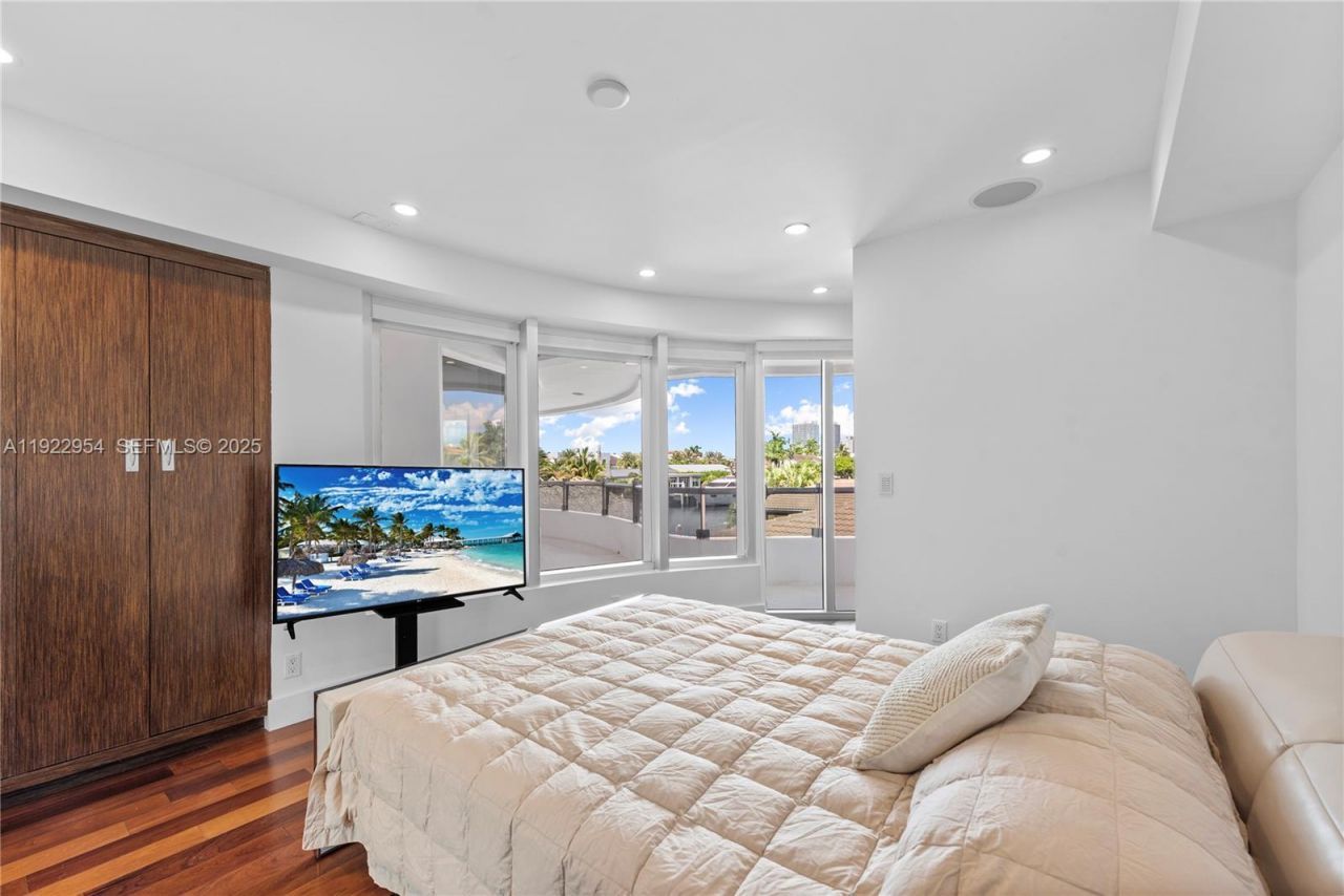 3344 NE 167th St, North Miami Beach, FL 33160 Photo