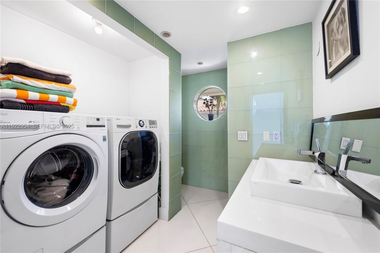 3344 NE 167th St, North Miami Beach, FL 33160 Photo