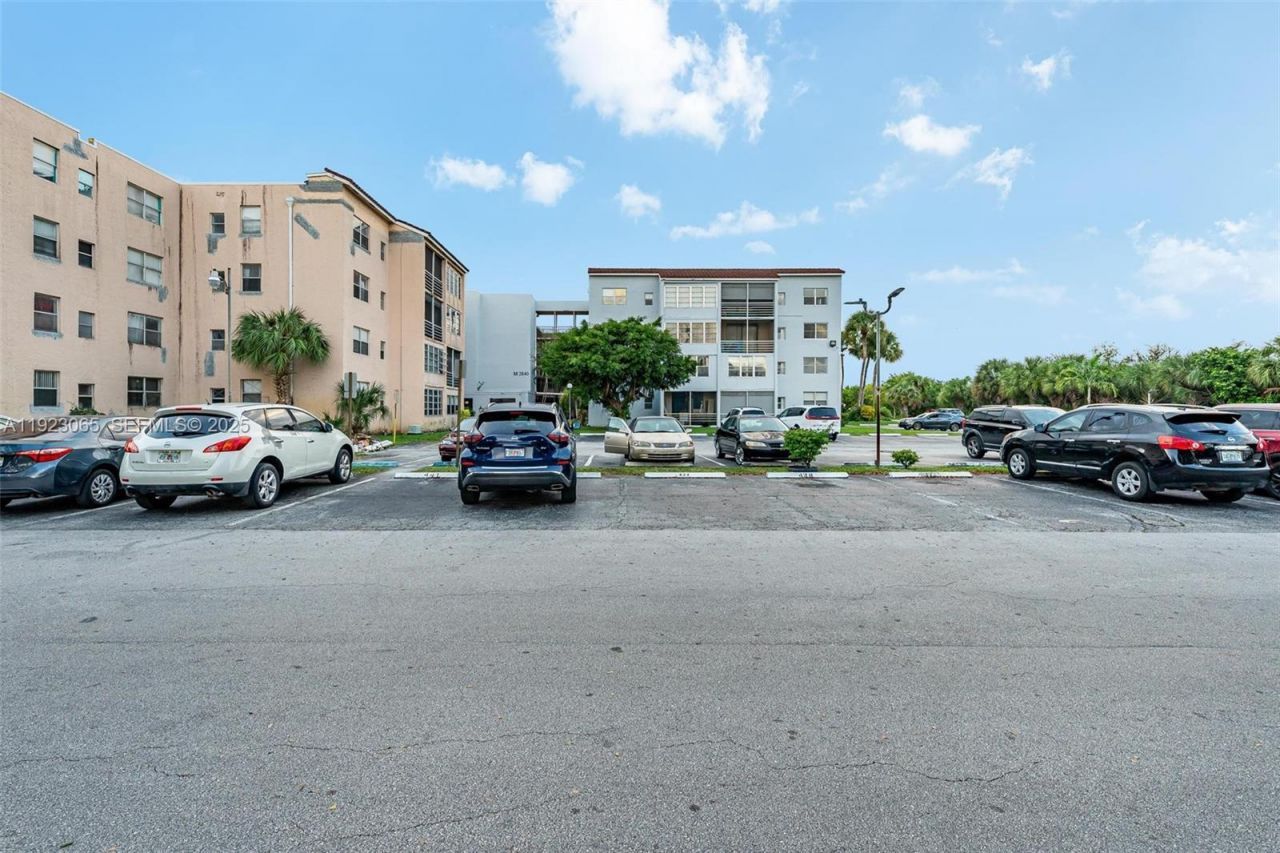 2840 Somerset Dr, Unit 207M, Lauderdale Lakes, FL 33311 Photo
