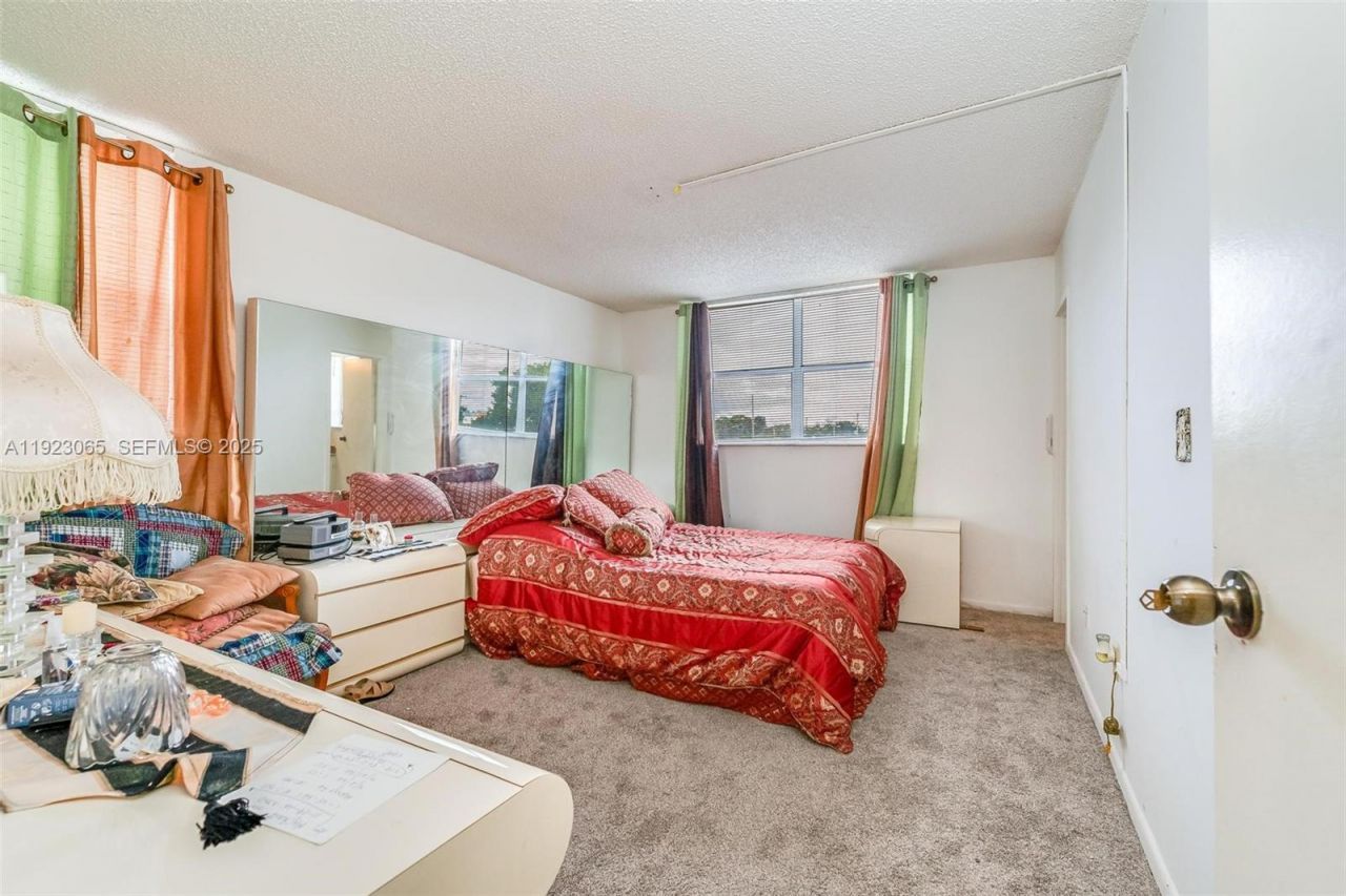 2840 Somerset Dr, Unit 207M, Lauderdale Lakes, FL 33311 Photo