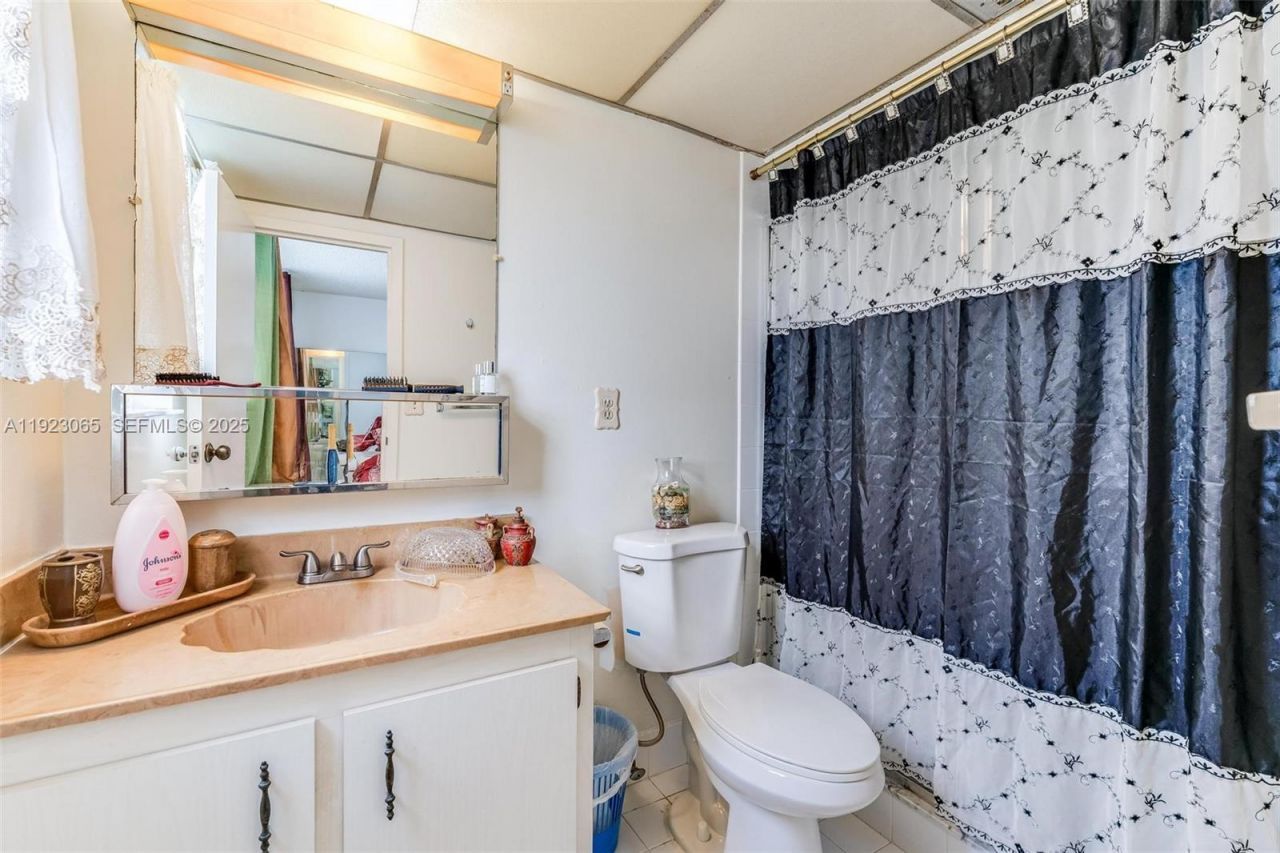 2840 Somerset Dr, Unit 207M, Lauderdale Lakes, FL 33311 Photo