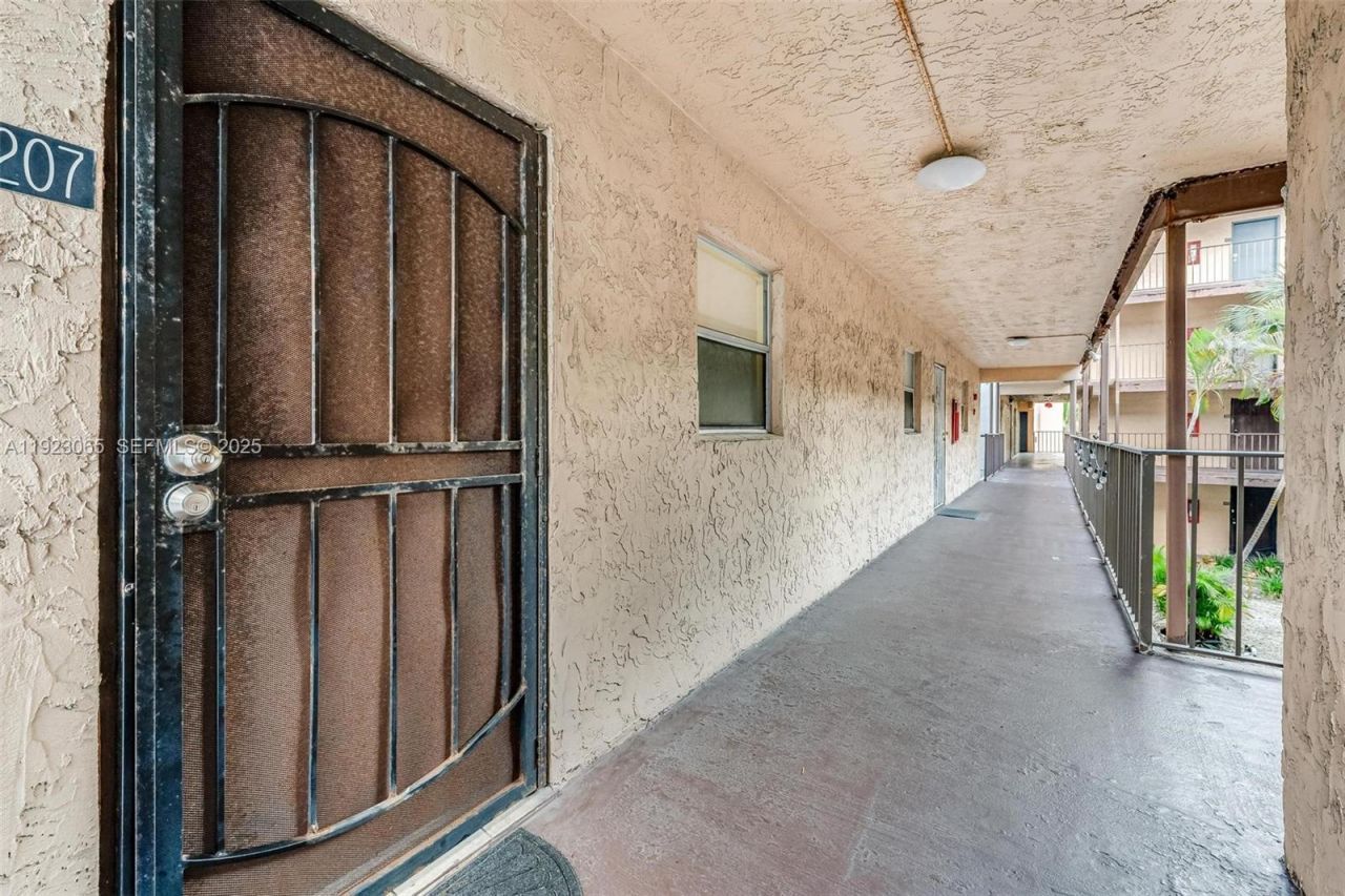 2840 Somerset Dr, Unit 207M, Lauderdale Lakes, FL 33311 Photo