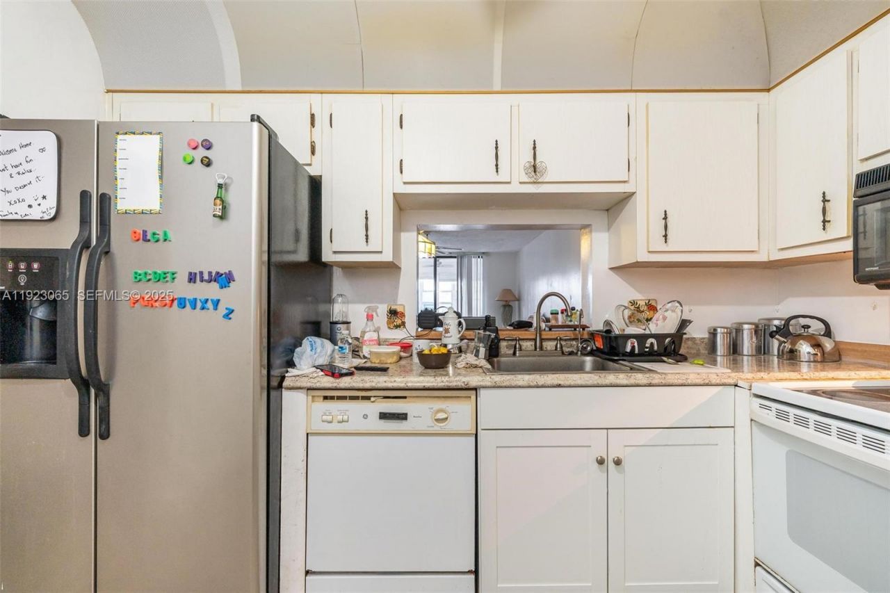 2840 Somerset Dr, Unit 207M, Lauderdale Lakes, FL 33311 Photo