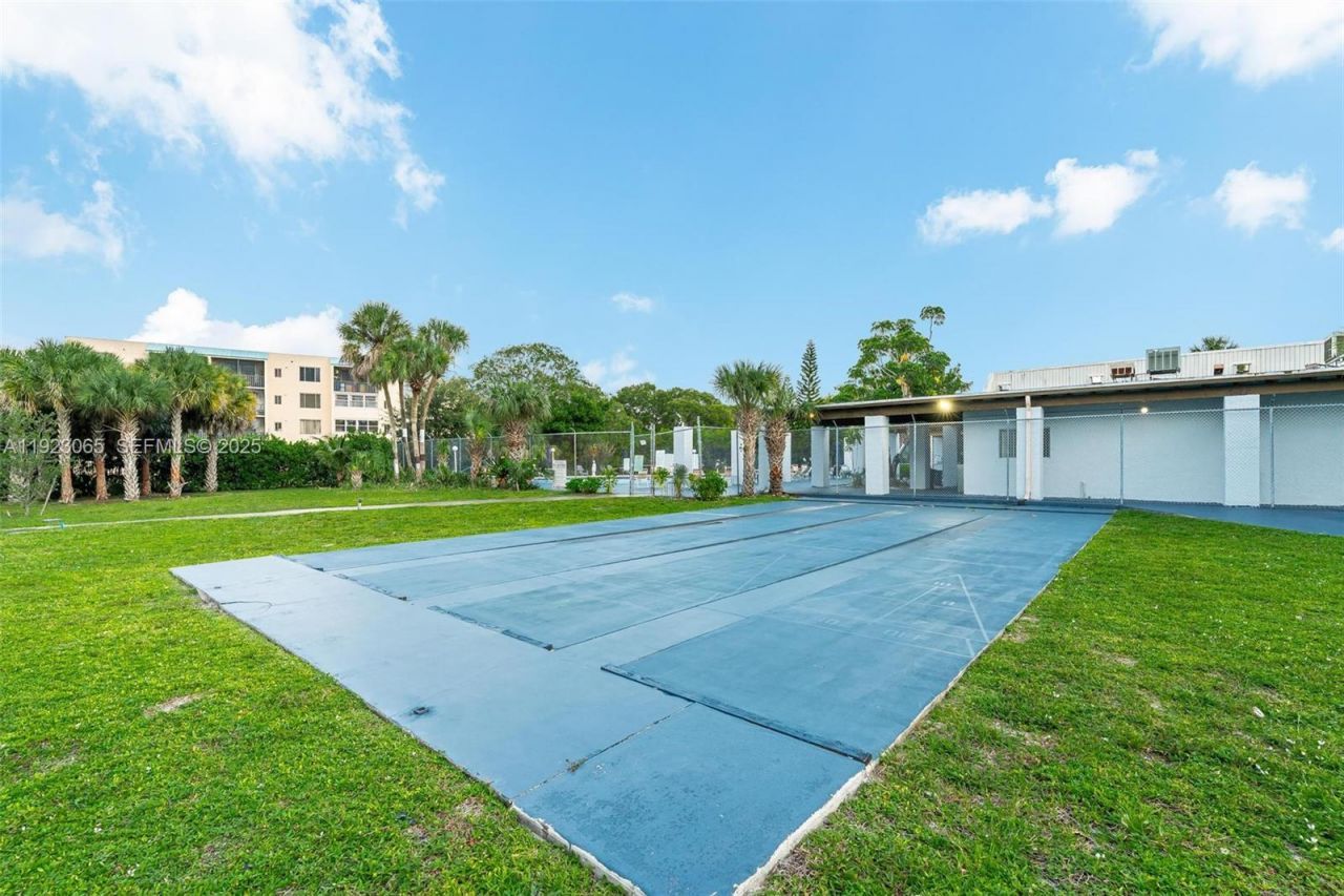 2840 Somerset Dr, Unit 207M, Lauderdale Lakes, FL 33311 Photo